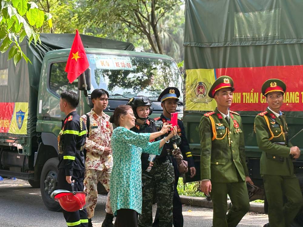 8:45: ប្រជាជនធ្វើអន្តរកម្មជាមួយទាហានដែលចូលរួមក្នុងក្បួនដង្ហែរ A80 នៅចំណុចសន្និបាតនៃឧទ្យាន Thong Nhat ។ រូបថត៖ ង្វៀន ដាត
