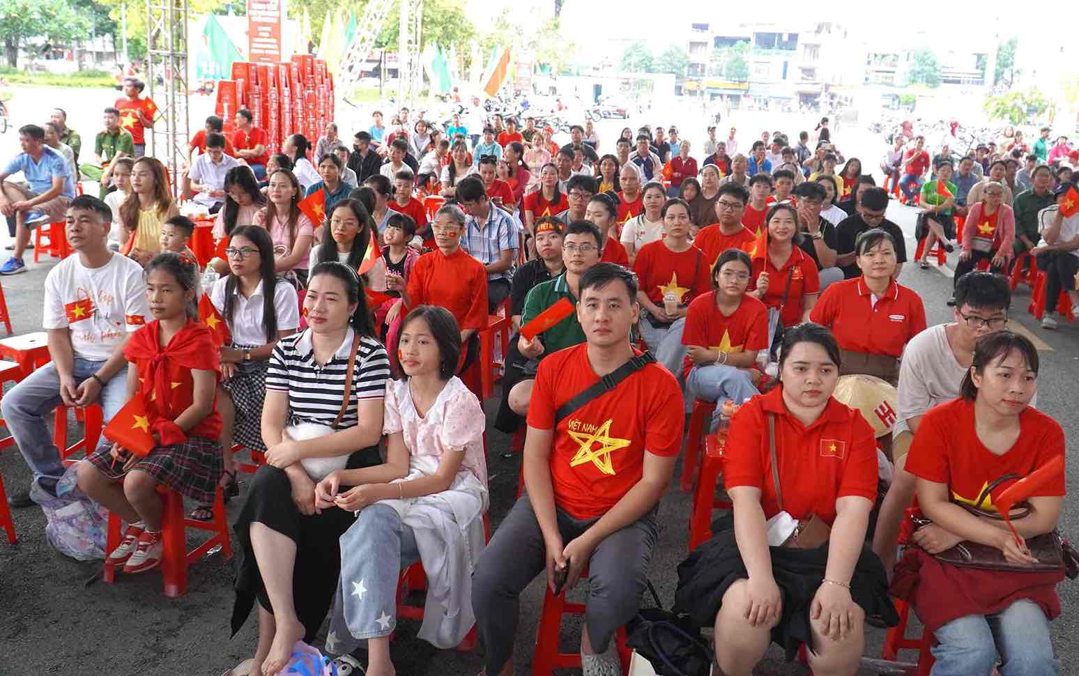 Rat dong nguoi dan, cong nhan lao dong xem le dieu binh, dieu hanh ky niem 80 nam Cach mang Thang Tam thanh cong va Quoc khanh 2.9. Anh: HAC