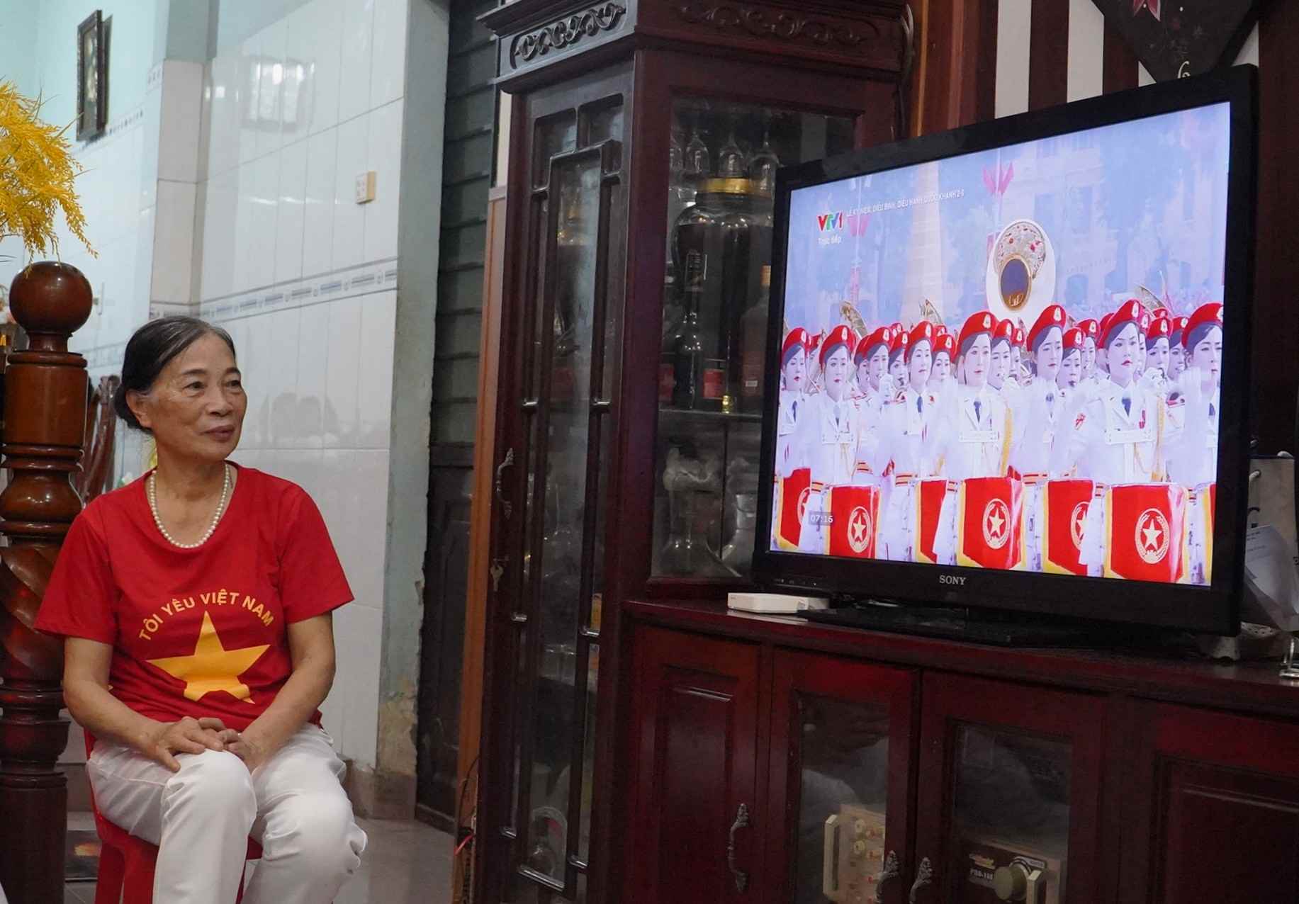 Nguoi dan xuc dong khi xem hinh anh dieu binh, dieu hanh. Anh: Minh Tam