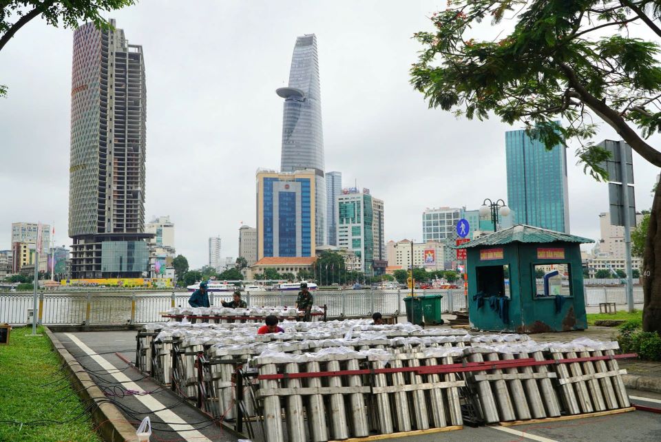 Hon 1.500 qua phao hoa tam cao, tan thap, hoa thuat dang duoc tien hanh lap dat tai diem Anh: Chan Phuc