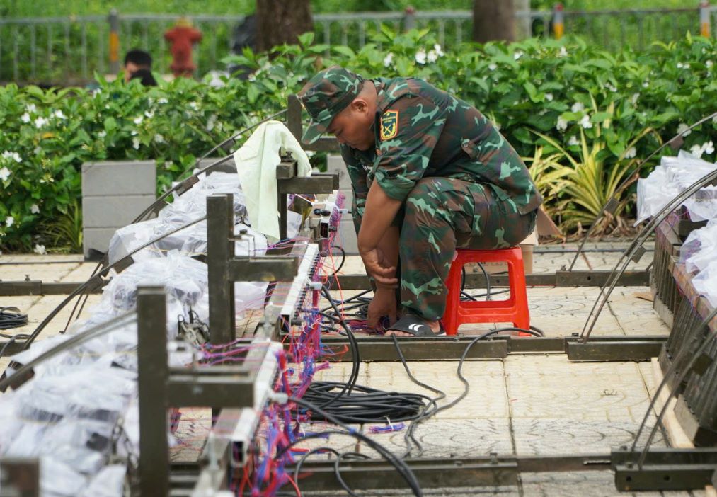 Cong tac lap dat phao hoa duoc tien hanh khan truong, dam bao tien do. Anh: Chan Phuc