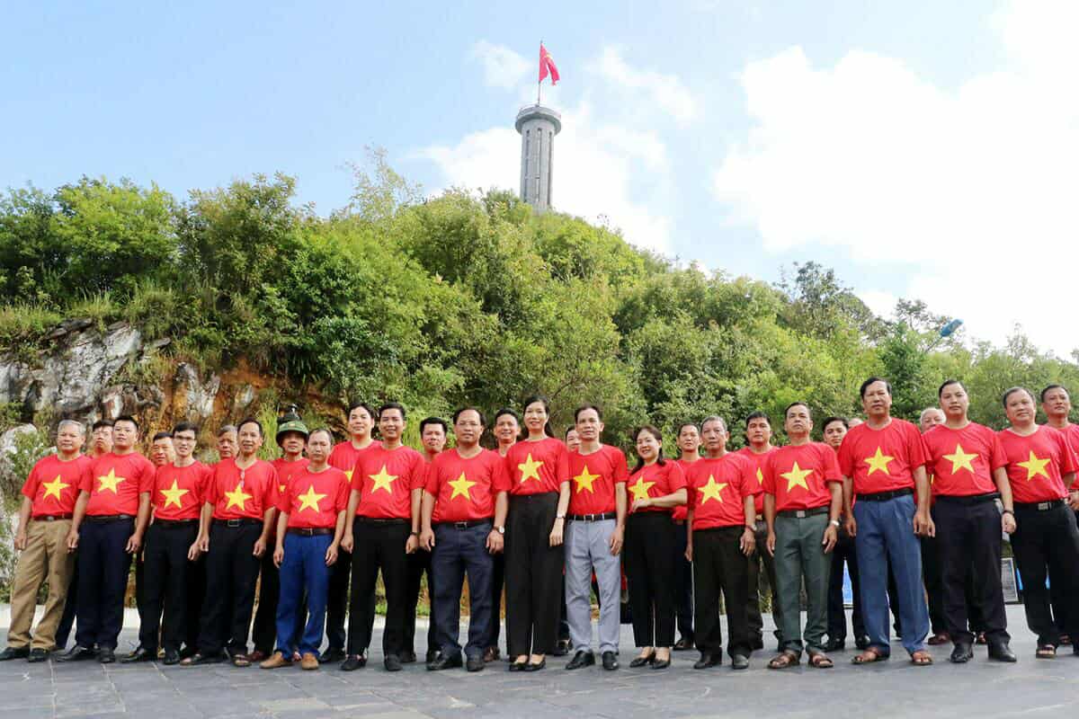 Dong dao du khach den tham Cot co Lung Cu. Anh: Hoang Tuyen