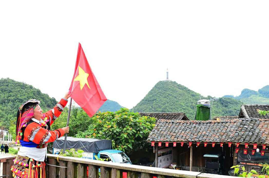 Nguoi dan xa Lung Cu treo co To quoc chao mung Quoc khanh 2.9. Anh: Hoang Tuyen