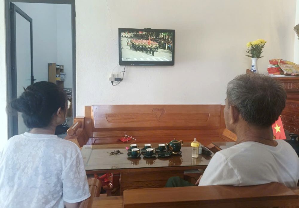 Nguoi dan tai Chien khu Ngoc Trao (xa Ngoc Trao, tinh Thanh Hoa) hao hung, cham chu doi theo Le dieu binh dieu hanh ky niem 80 nam Quoc khanh 2.9. Anh: Quach Du