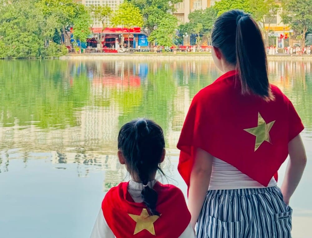 Las camisetas rojas con estrellas doradas son uno de los accesorios que las madres y las hijas pueden elegir para salir durante el Dia Nacional 2 de septiembre. Foto: Thanh Mai