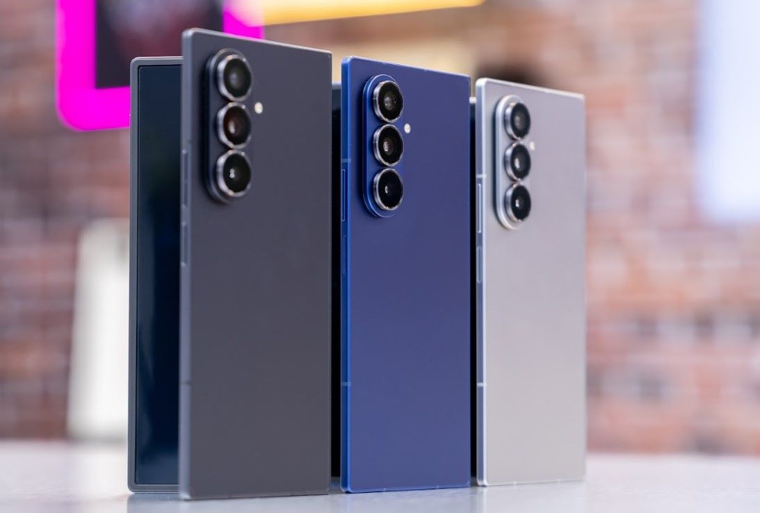 So voi Apple, Samsung da ra mat cac cac mau smartphone gap tu lau. Anh: Samsung