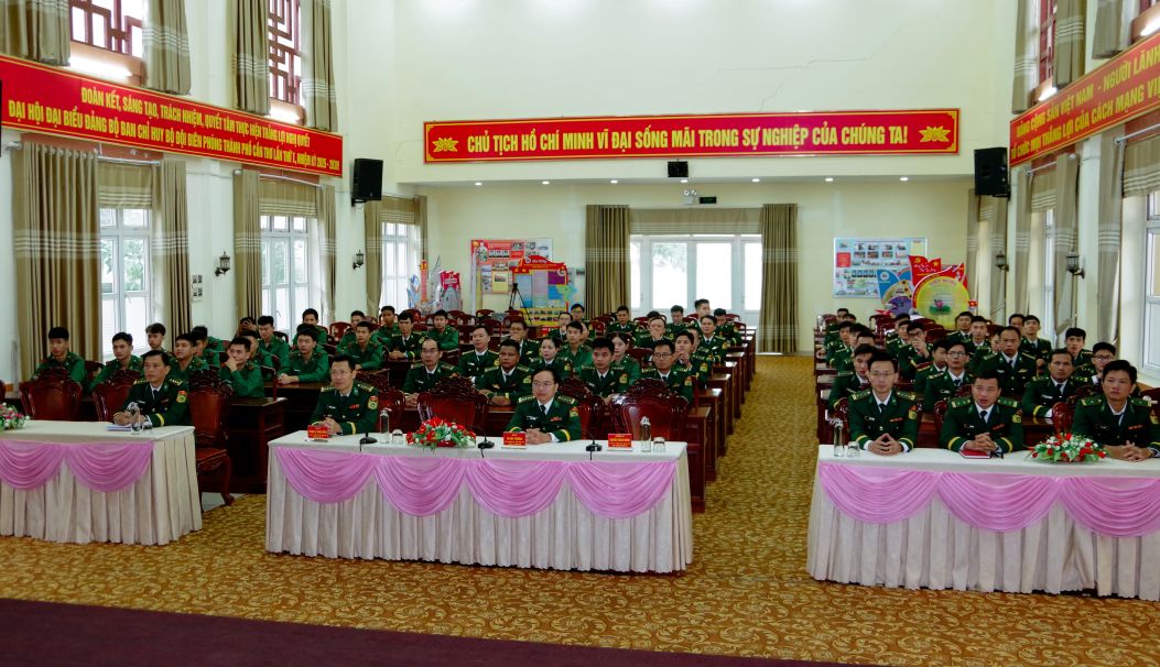 Can bo chien si co quan Ban chi huy BDBP TP Can Tho theo doi truyen hinh truc tiep Le ky niem, dieu binh, dieu hanh 80 nam Cach mang Thang Tam va Quoc khanh nuoc Cong hoa xa hoi chu nghia Viet Nam 2/9. Anh: Van Long