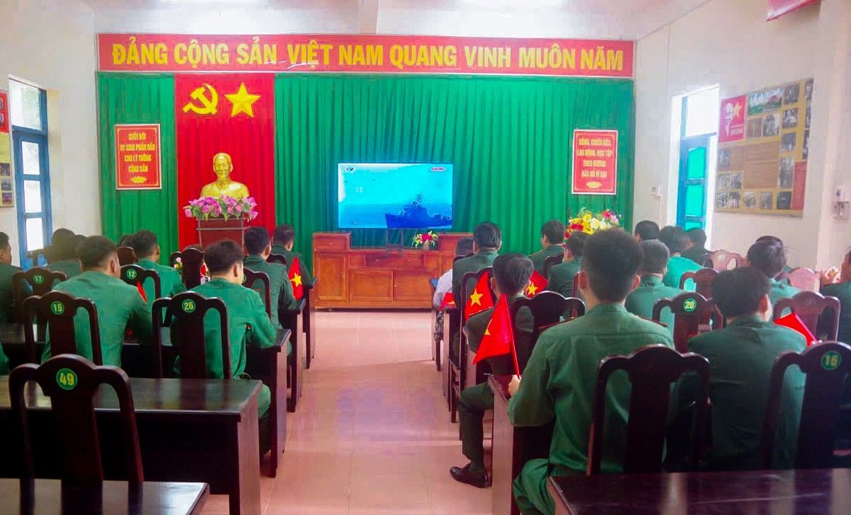 Don Bien phong Trung Binh, BDBP TP Can Tho to chuc cho Can bo, chien si xem chuong trinh truyen hinh truc tiep Le dieu binh, dieu hanh Ki niem 80 nam Quoc Khanh 2.9. Anh: Van Long
