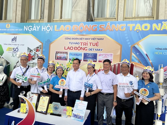 Nguyen Dinh Khang 베트남 노동총연맹 위원장(오른쪽에서 다섯 번째)이 2025년 총연맹 창의 노동 축제 전시 구역을 방문하고 있습니다. 이곳은 노동자들의 창의적인 아이디어를 전시하는 곳입니다. 사진: Kieu Vu