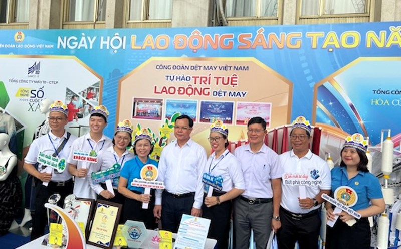 President of the Vietnam General Confederation of Labor Nguyen Dinh Khang (5th from right) visited the exhibition area at the 2025 Creative Labor Festival at the General Confederation level - a place to display initiatives and creativity of workers. Photo: Kieu Vu
