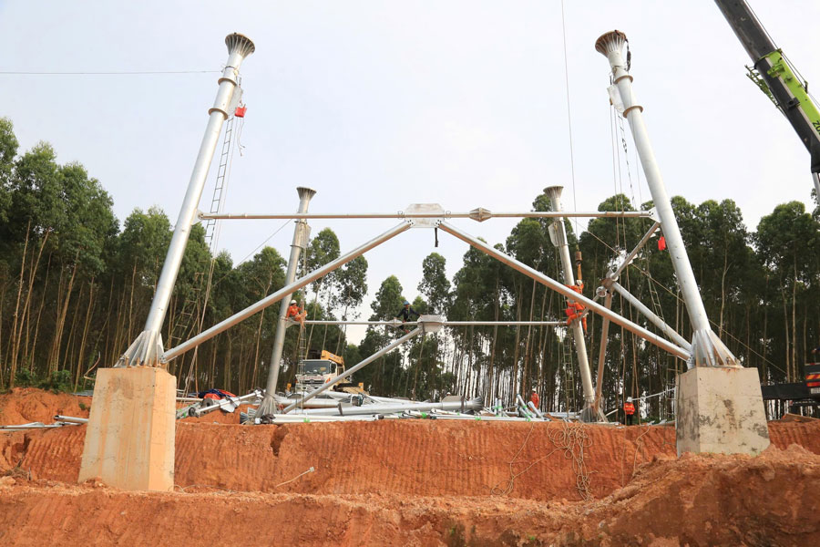 Cong nhan miet mai, hang say lao dong de hoan thanh cac cot mong cuoi cung duong day 500kV Lao Cai - Vinh Yen. Anh: Van Duc