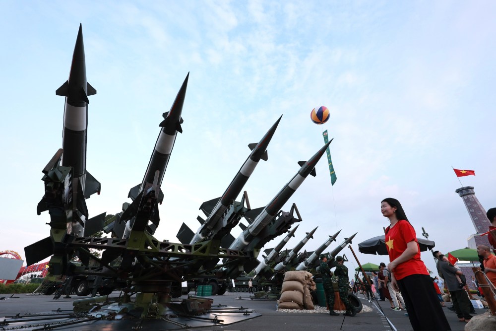 The outdoor exhibition area of the Ministry of National Defense with many weapons and equipment. Photo: Hai Nguyen