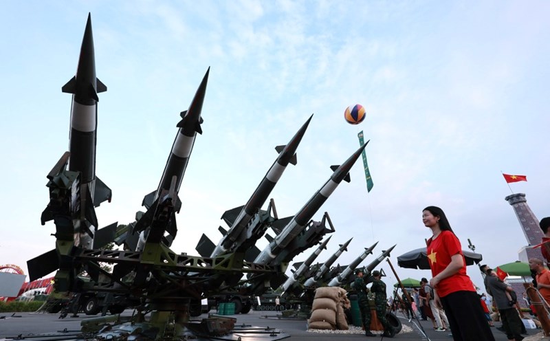 The outdoor exhibition area of the Ministry of National Defense with many weapons and equipment. Photo: Hai Nguyen