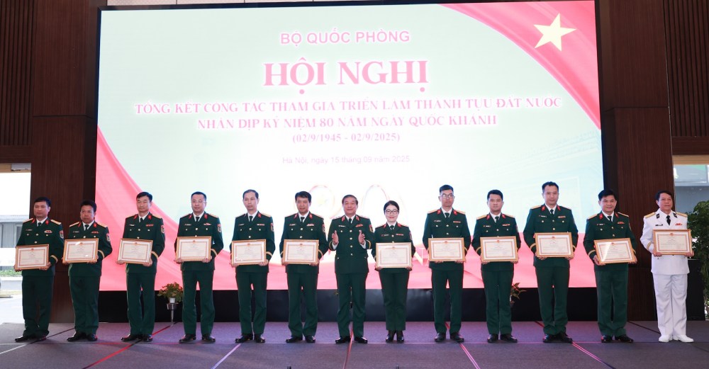 Ban To chuc cong bo va trao thuong cho cac tap the, ca nhan co thanh tich xuat sac trong cong tac phuc vu Trien lam. Anh: Hai Nguyen