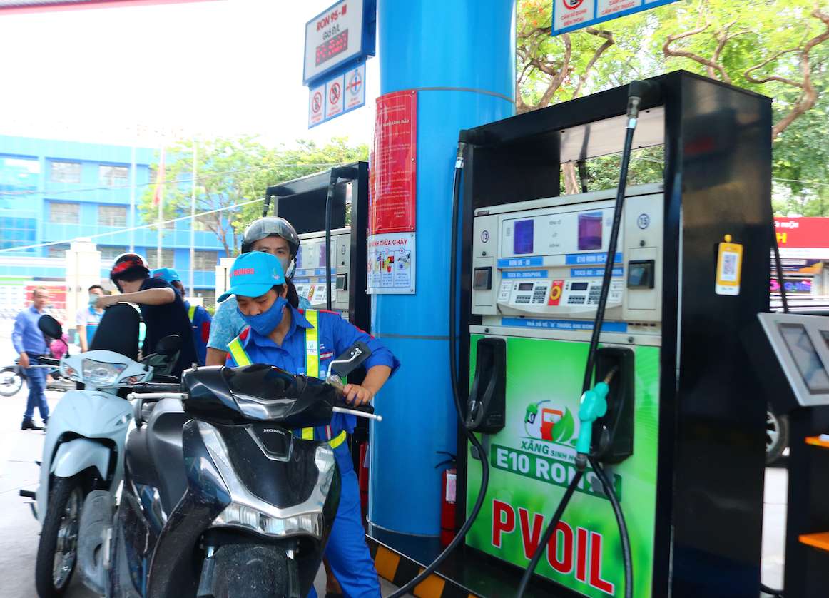 Customers have gradually become familiar with the new product, E10 RON95 gasoline, at pilot gas stations. Photo: Tuyet Lan