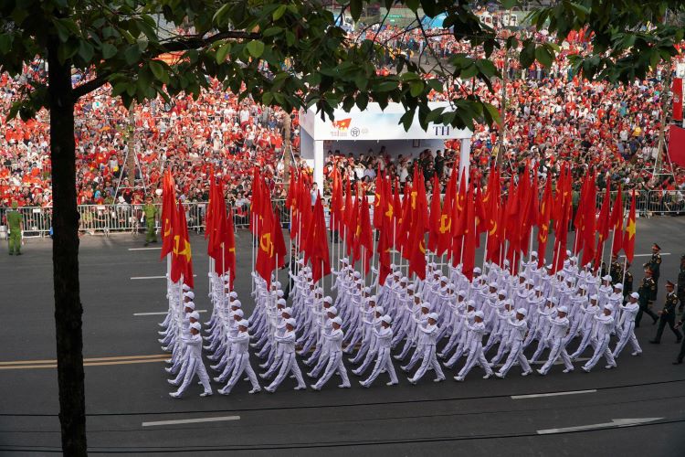 Trong tieng nhac hao hung, Khoi Co Dang, Co To quoc hien hang sai buoc. La co do tham sao vang khong chi la bieu tuong thieng lieng, bat kha xam pham ma con la linh hon dan toc, hien than cua ly tuong, niem tin, ban linh, tri tue, khi phach va suc manh dai doan ket toan dan toc. Anh: Pham Duc
