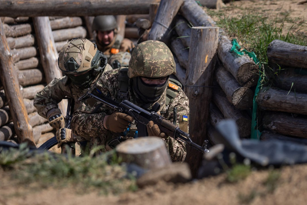 Soldados ucranianos y franceses en un ejercicio conjunto en un lugar secreto en Polonia el 25 de abril de 2025. Foto: AFP