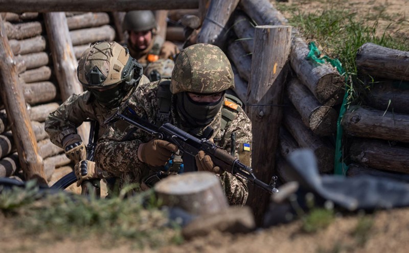 Ukrainian and French soldiers during a joint exercise at a secret location in Poland on April 25, 2025. Photo: AFP