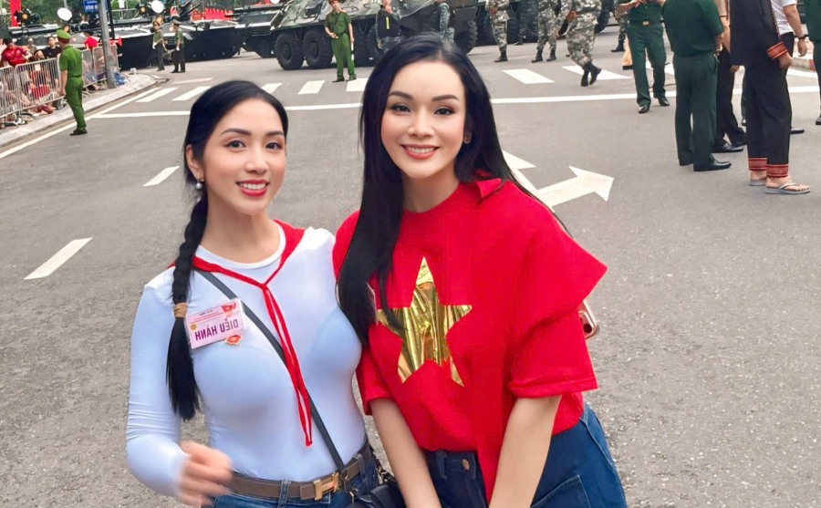 Meritorious Artist Tan Nhan (right) performs at the 80th Anniversary of National Day on September 2 (A80). Photo: Character provided