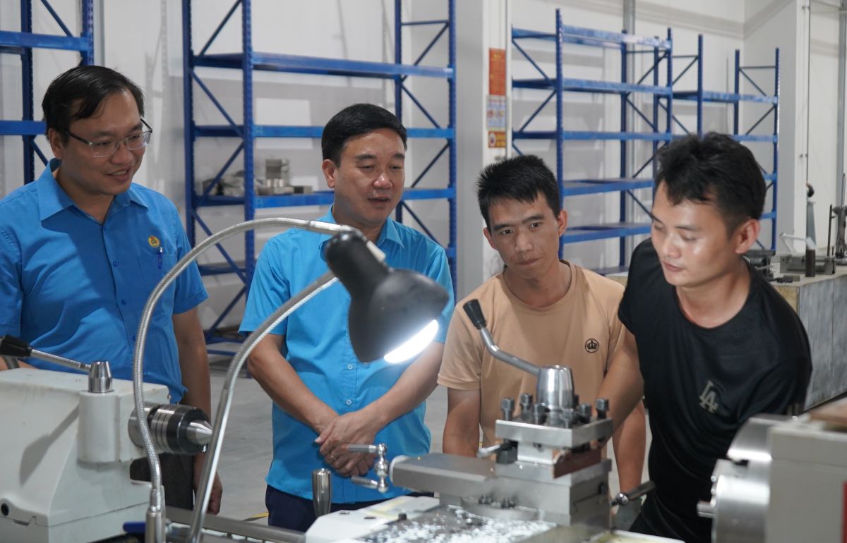 하이퐁시 노동총연맹 지도부 대표가 Dinh Vu 산업 단지 노동자들을 방문하고 있습니다. 사진: Mai Dung