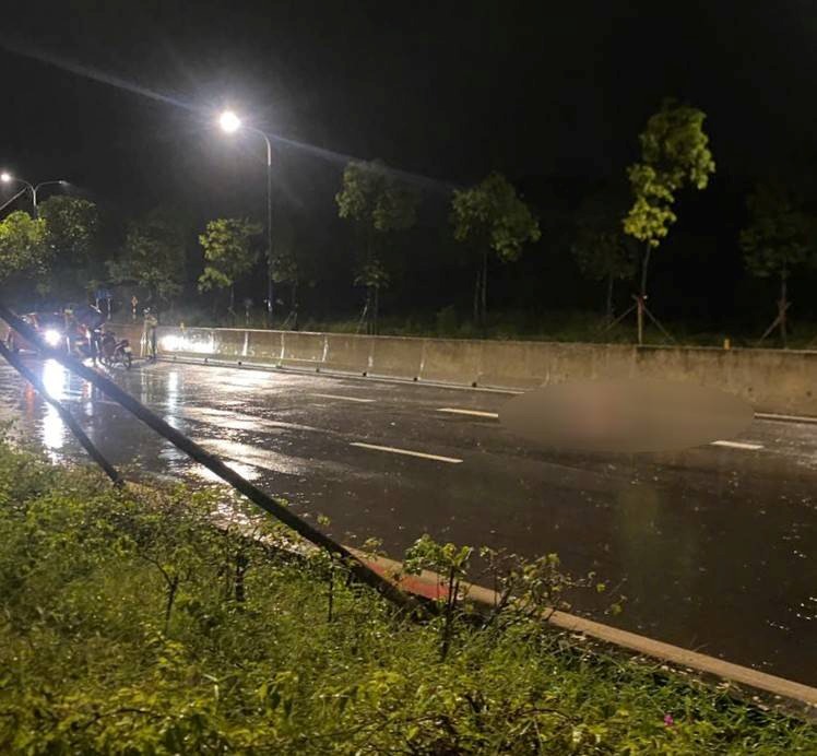 Scene de l'incident de decouverte d'un corps non plus intact sur la route My Phuoc - Tan Van. Photo : Fournie par le lecteur