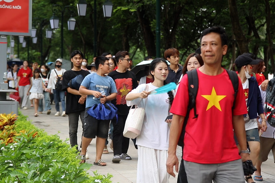 After the parade, people crowded together to walk because they were "charging"