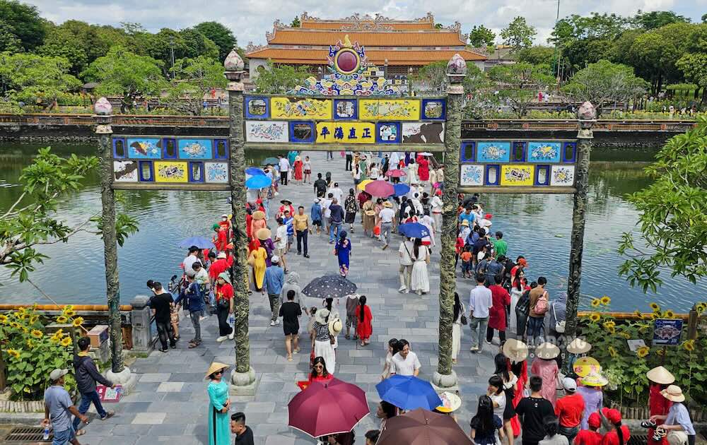 Tu sang som ngay 2.9, khu vuc Ngo Mon da nhon nhip buoc chan du khach. Dong nguoi noi dai qua cac diem tham quan noi bat nhu lau Ngu Phung, dien Thai Hoa, dien Kien Trung,... Trong do, lau Ngu Phung nam tren tang cao cua Ngo Mon tro thanh diem thu hut dac biet.