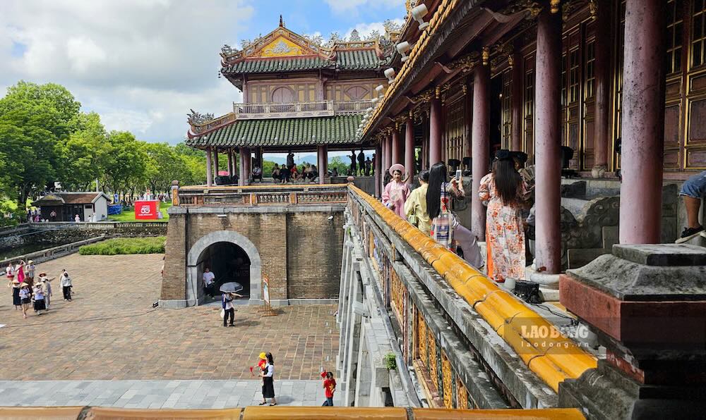 Day la noi gan voi thoi khac lich su ngay 30.8.1945, khi vua Bao Dai - vi vua cuoi cung cua che do quan chu chinh thuc tuyen bo thoai vi, trao an kiem cho dai dien Chinh phu Cach mang lam thoi.