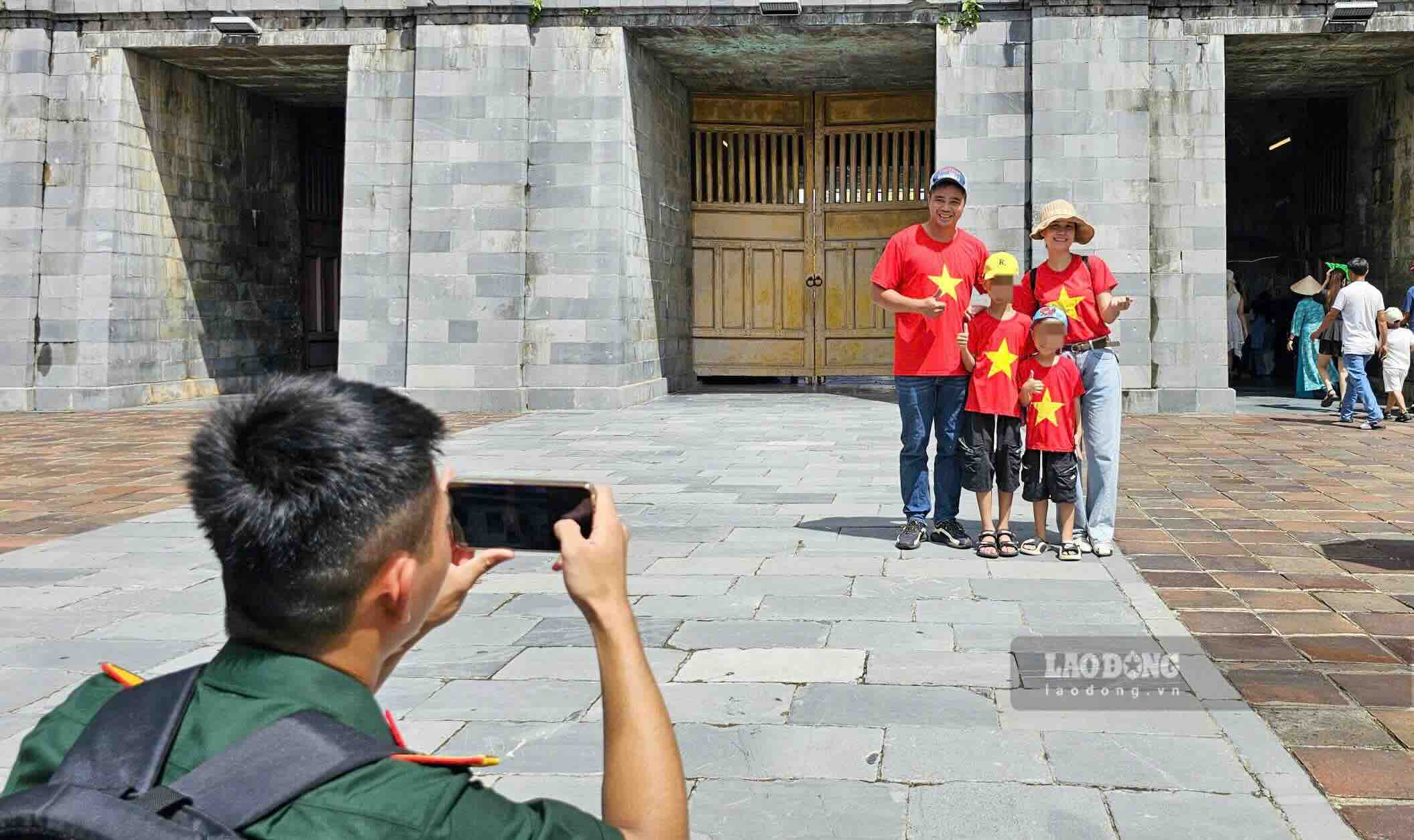 Rat dong du khach da dung chan chup anh tai lau Ngu Phung, trong khung canh co do sao vang tung bay tren dinh Ky Dai ngay phia truoc. “Toi tung hoc ve su kien thoai vi trong sach lich su, nhung nay lan dau tien duoc tan mat dung giua khong gian ay, cam xuc rat dac biet”, anh Tran Duy Anh (du khach den tu Ha Noi) chia se.