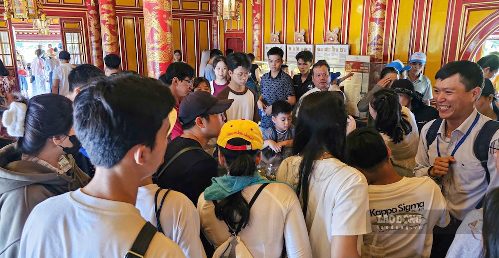 De phuc vu du khach, Trung tam Bao ton Di tich Co do Hue da tang cuong luc luong huong dan vien, bo tri them cac bang chi dan va diem nghi chan.