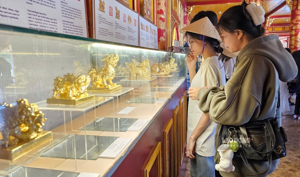 Dac biet, nhan dip Quoc khanh, Hue tiep tuc chinh sach mien ve tham quan cho cong dan Viet Nam tai cac diem di tich thuoc Quan the di tich Co do Hue trong ngay 2.9. Nho do, luong khach noi dia tang dot bien so voi ngay thuong.