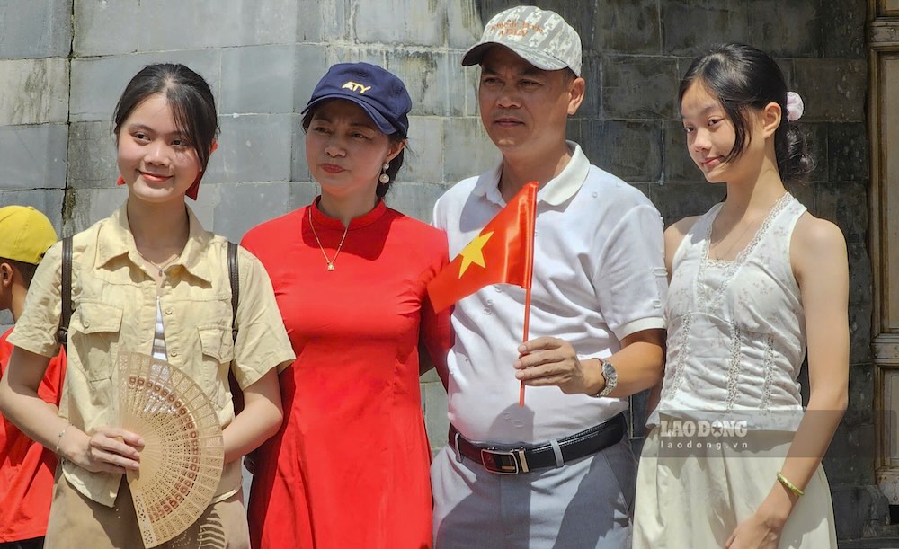 Theo ghi nhan, nhieu gia dinh, nhom ban tre va hoc sinh da chon Dai noi Hue lam diem den de vua vui choi, vua tim hieu lich su trong ngay le trong dai cua dan toc.
