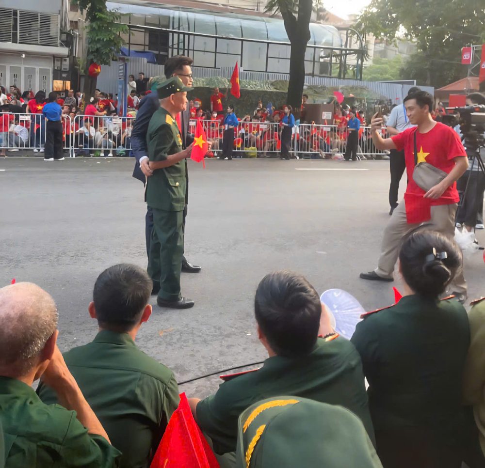 Chi Nga thay “dat nuoc chua bao gio dep nhu hom nay” vi su se chia, am ap, tri an moi nguoi danh cho cac cuu chien binh. Anh: Nguyen Viet Nga