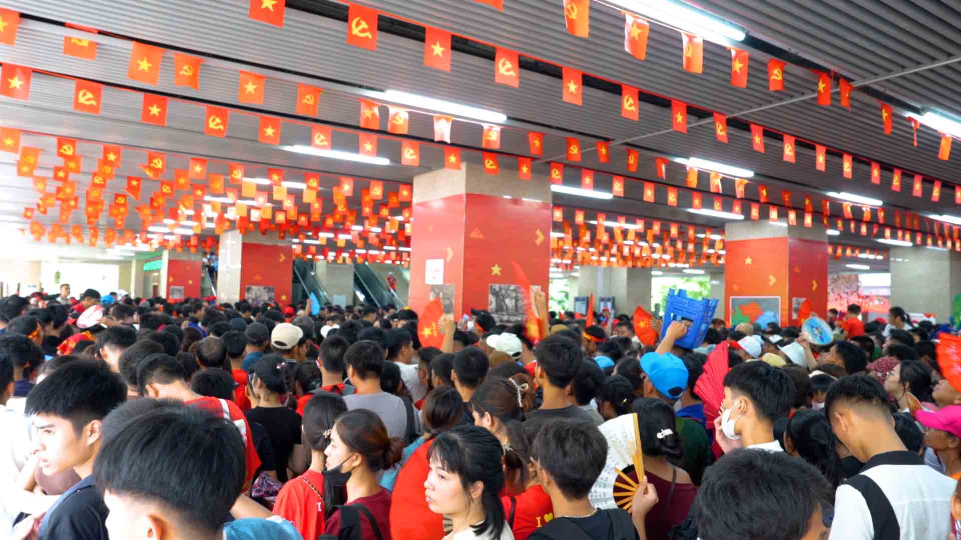 Crowds flock to Cat Linh station after the parade, jostling to get on the train
