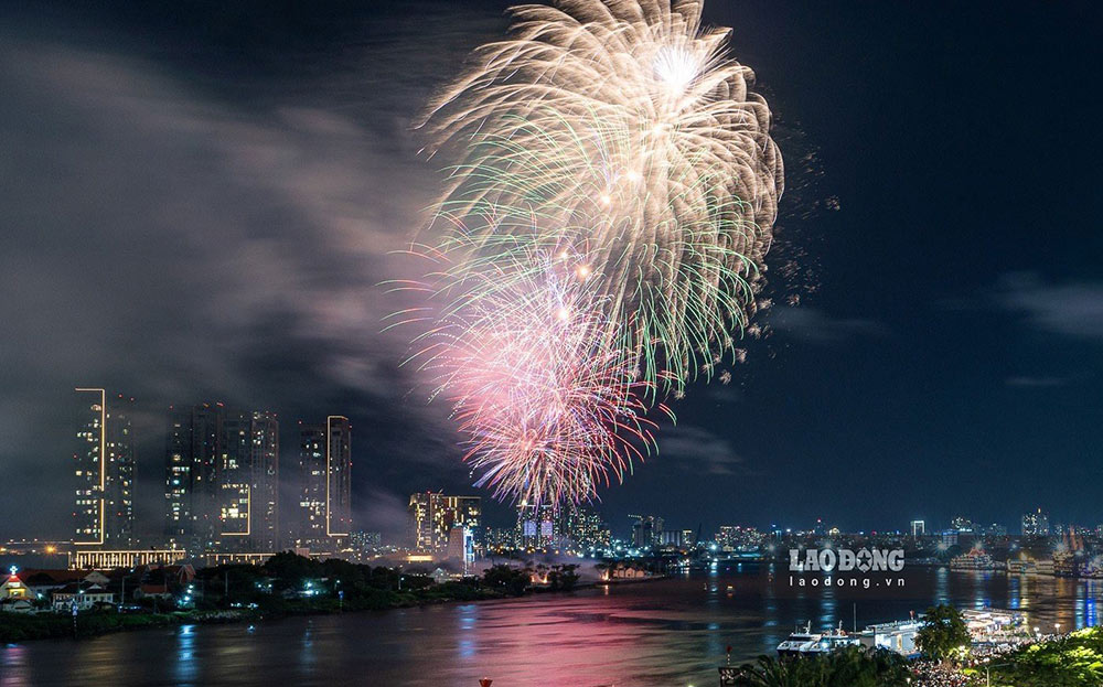 Ciudad Ho Chi Minh dispara fuegos artificiales para celebrar el Dia Nacional 2 de septiembre Durante la organizacion de este evento las personas y los turistas deben prestar atencion al horario de prohibicion de carreteras. Foto: Vu Khoa
