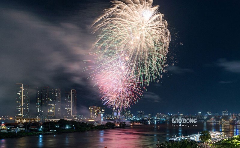 Ho Chi Minh City will launch fireworks to celebrate National Day on September 2. During the event, graduals and visitors should pay attention to the road closure schedule. Photo: Vu Khoa