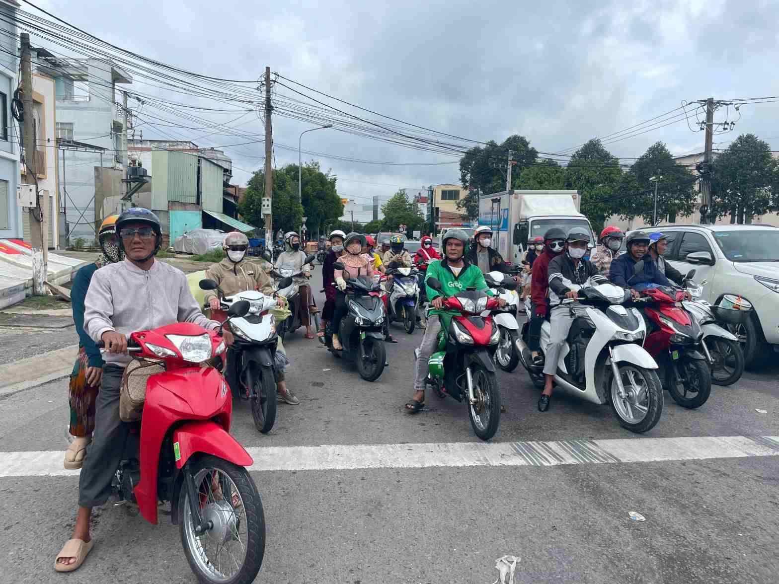 Les travailleurs commencent a retourner a Ho Chi Minh-Ville pour se preparer a aller travailler apres les vacances. Photo : Dinh Trong