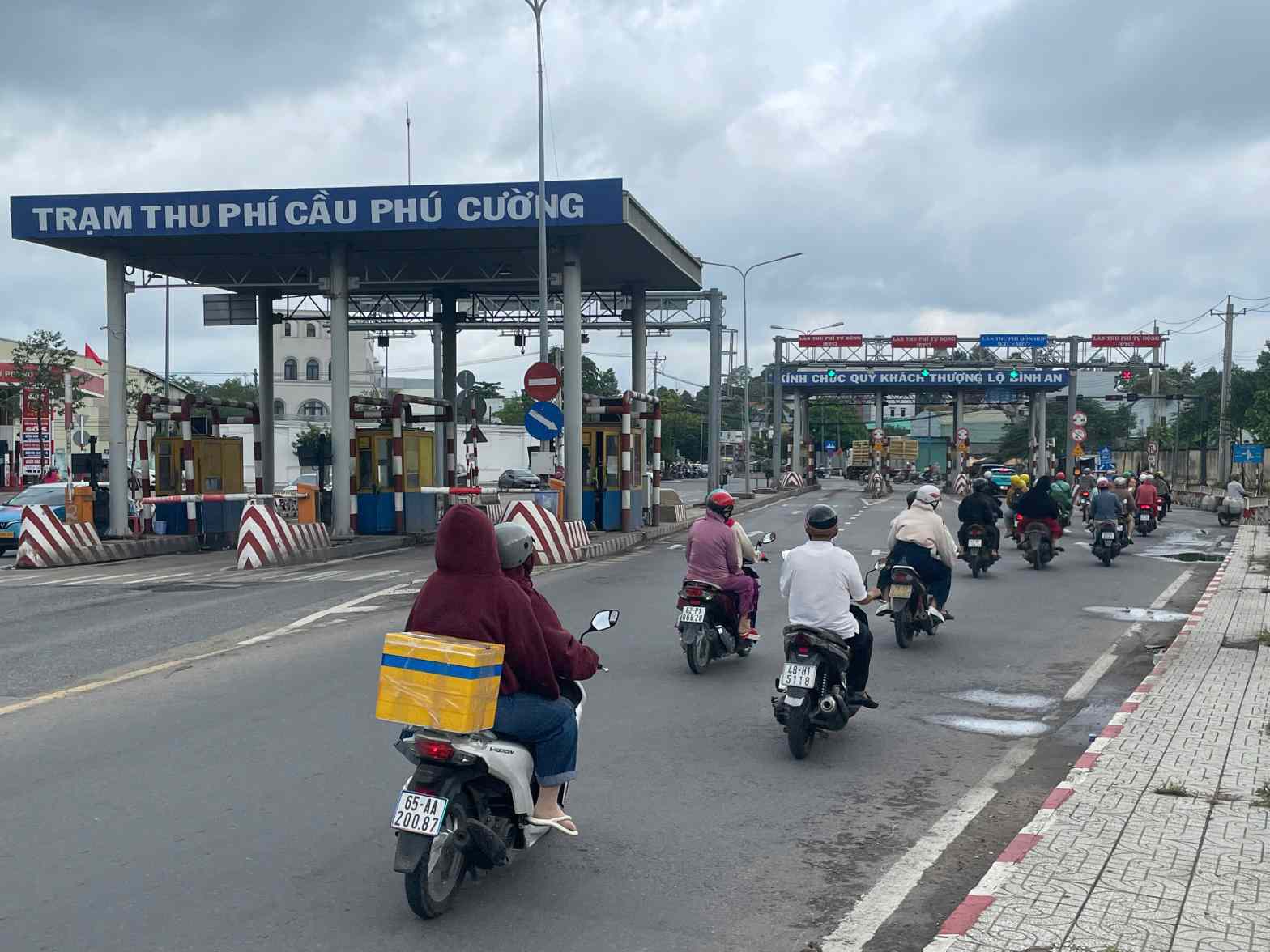 Duong Huynh Van Cu kha thong thoang, thuan tien cho nguoi dan luu thong. Anh: Dinh Trong
