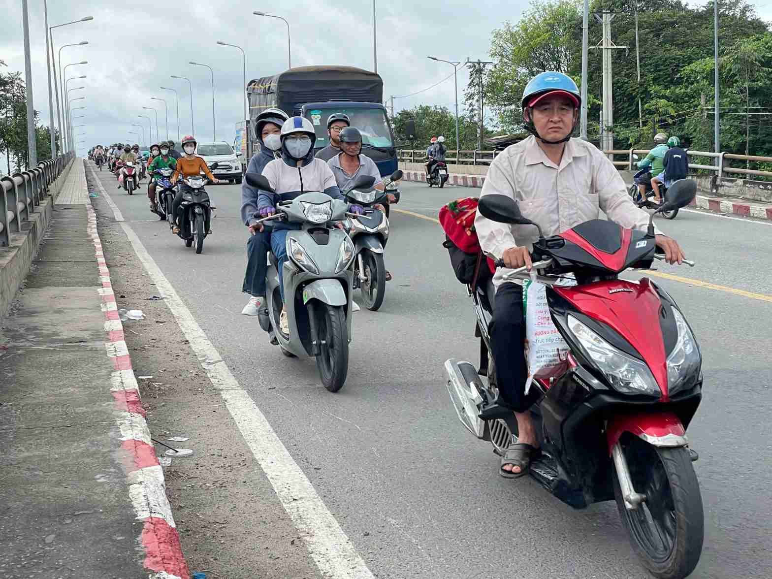 Nguoi lao dong di chuyen bang xe may tro lai Binh Duong. Anh: Dinh Trong