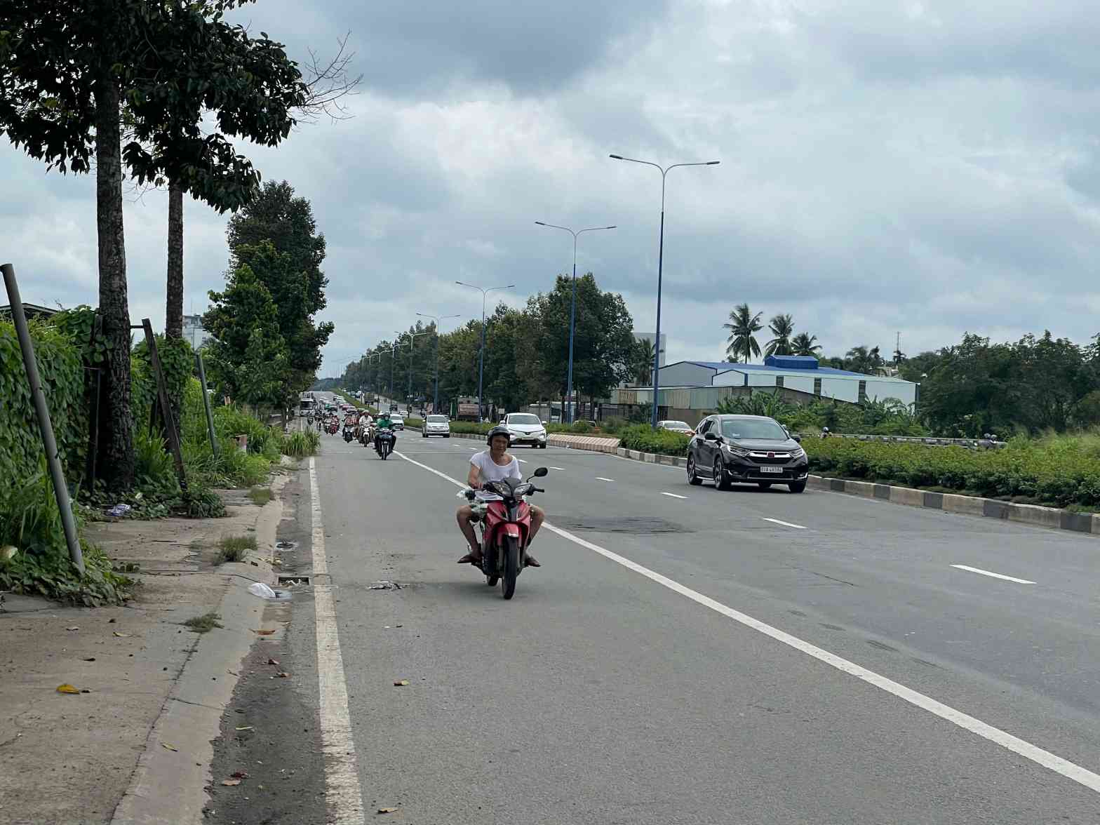 Troi mat, duong thong thoang, thuan tien cho nguoi dan luu thong. Anh: Dinh Trong