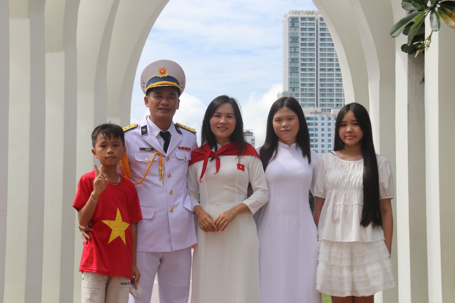 Gia dinh anh Tan cung luu lai khoanh khac sang ngay 2.9 tai Thap Tram huong. Anh: Phuong Linh