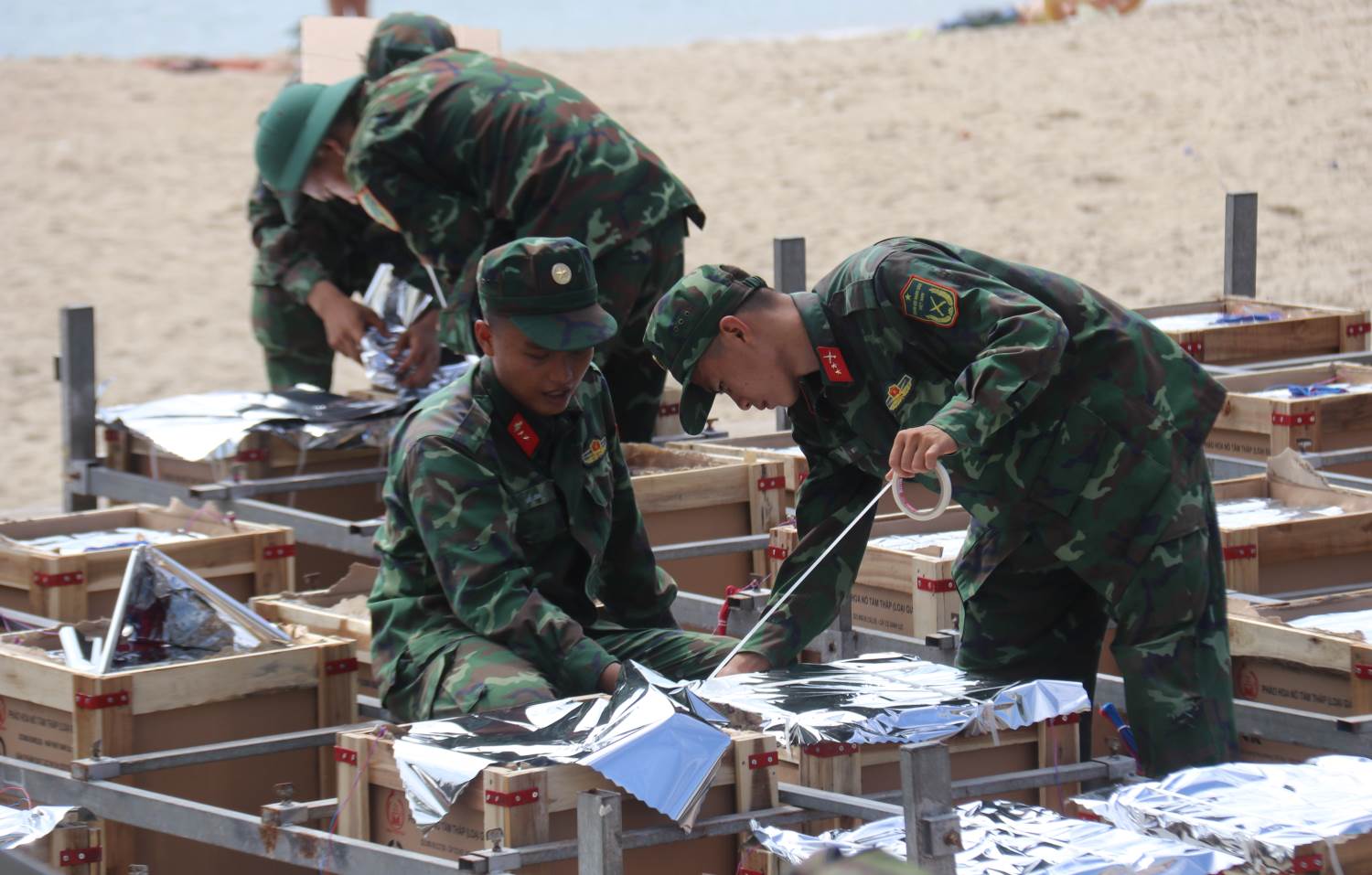Cac can bo chien si Bo Chi huy Quan su tinh Khanh Hoa chuan bj cho chuong trinh ban phao hoa toi ngay 2.9. Anh: Phuong Linh