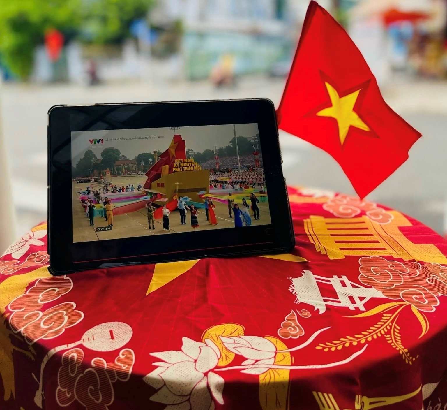 Nguoi dan Khanh Hoa don buoi sang Tet Doc lap doi theo hinh anh truyen hinh tu Thu do Ha Noi. Anh: Thanh An