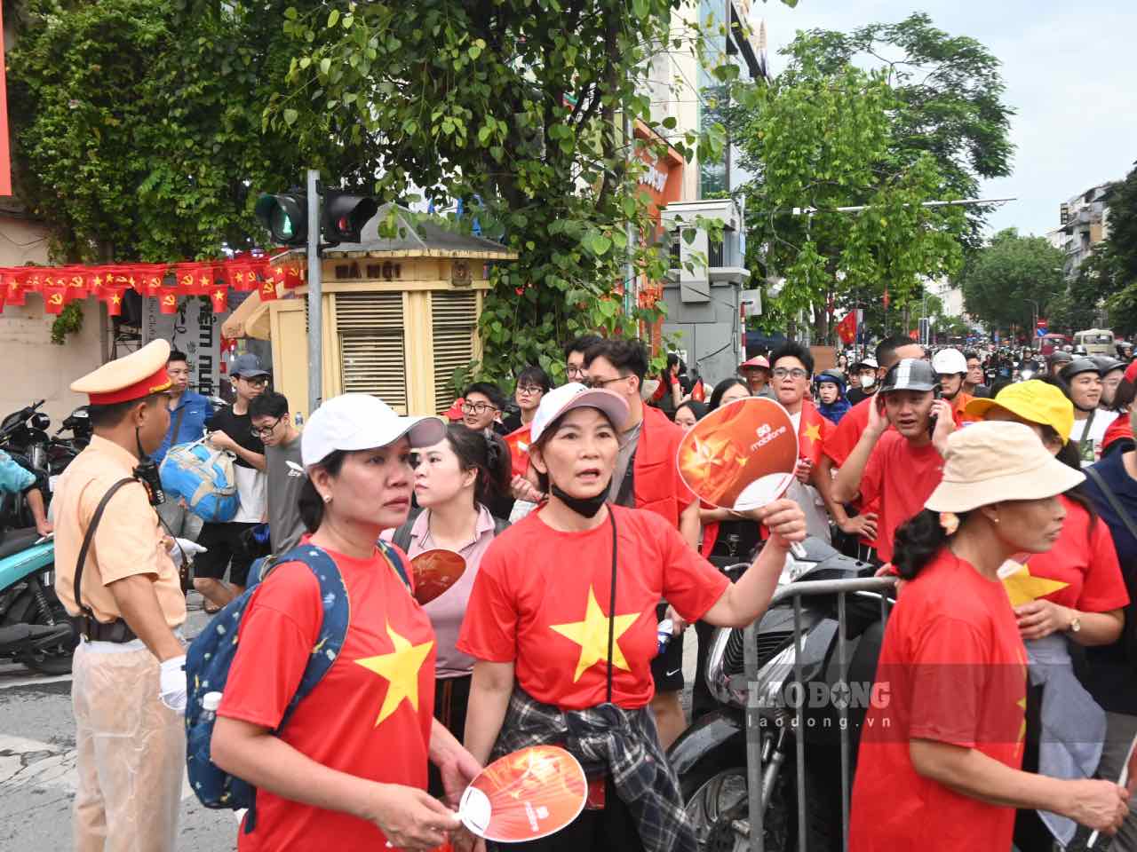 Les forces de l'ordre se depechent de reguler la circulation. Photo : Thanh Nhan