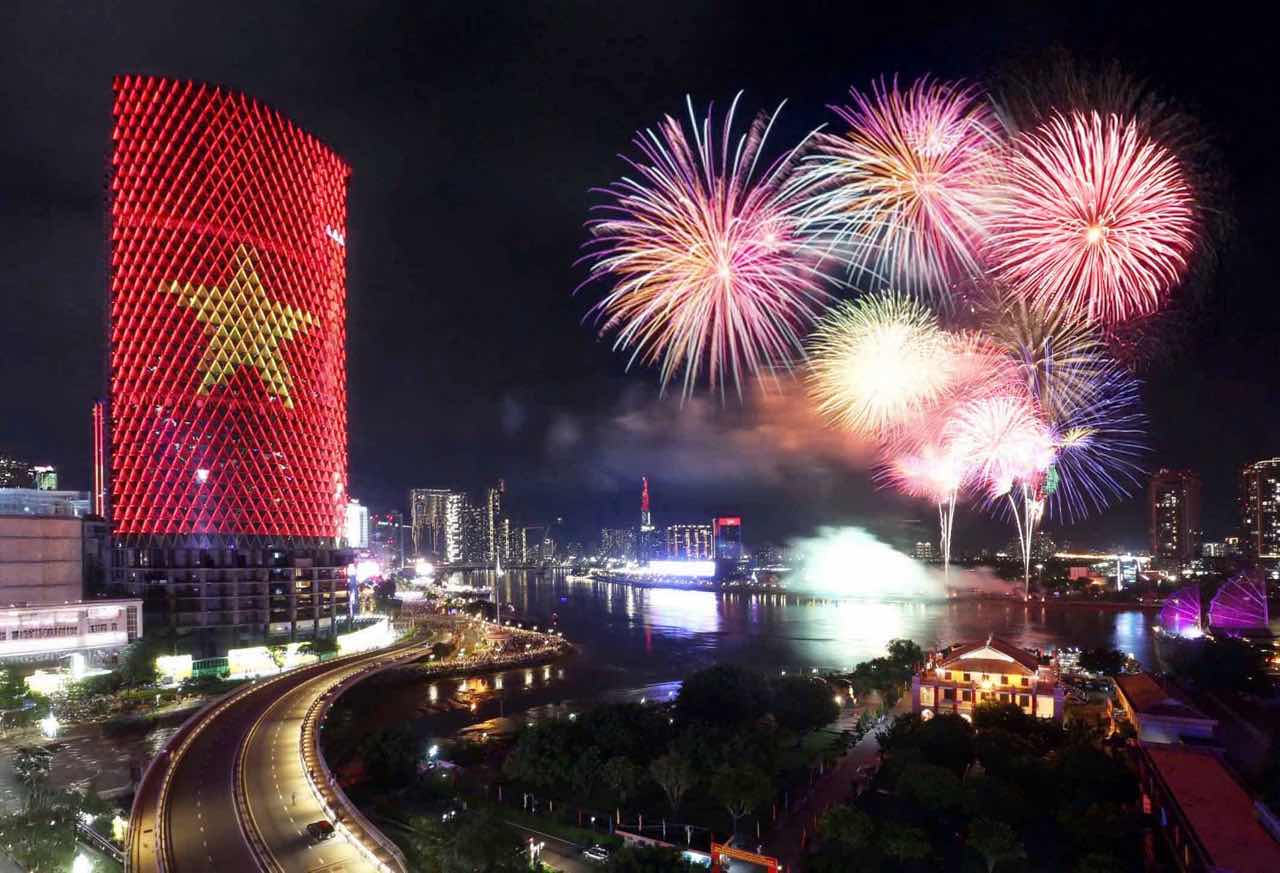 TPHCM dispara fuegos artificiales de alta altitud para conmemorar el 80 aniversario del Dia Nacional 2 de septiembre Foto: Vu Khoa