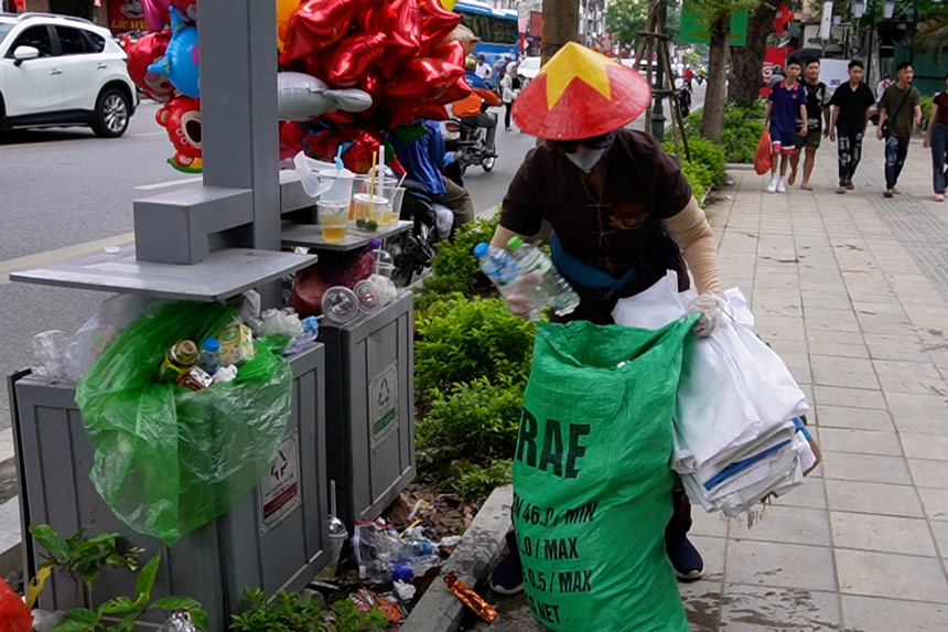 9월 2일 국경일 이후 하노이 시민들과 노동자들이 함께 쓰레기를 치우다