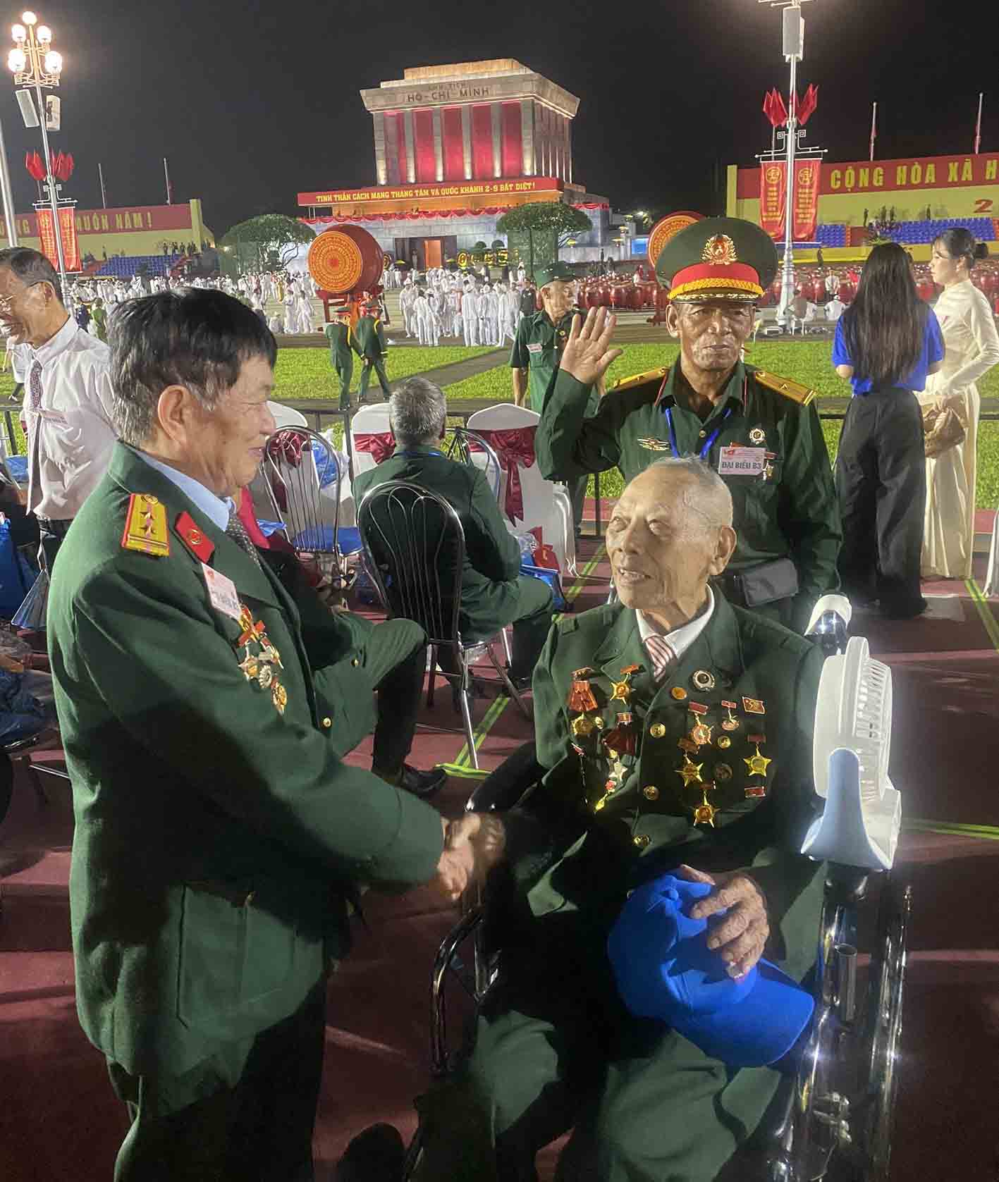 Ong Le Binh gap go cac cuu chien binh truoc gio dien ra Le dieu binh, dieu hanh tren Quang truong Ba Dinh. Anh: Le Thuong