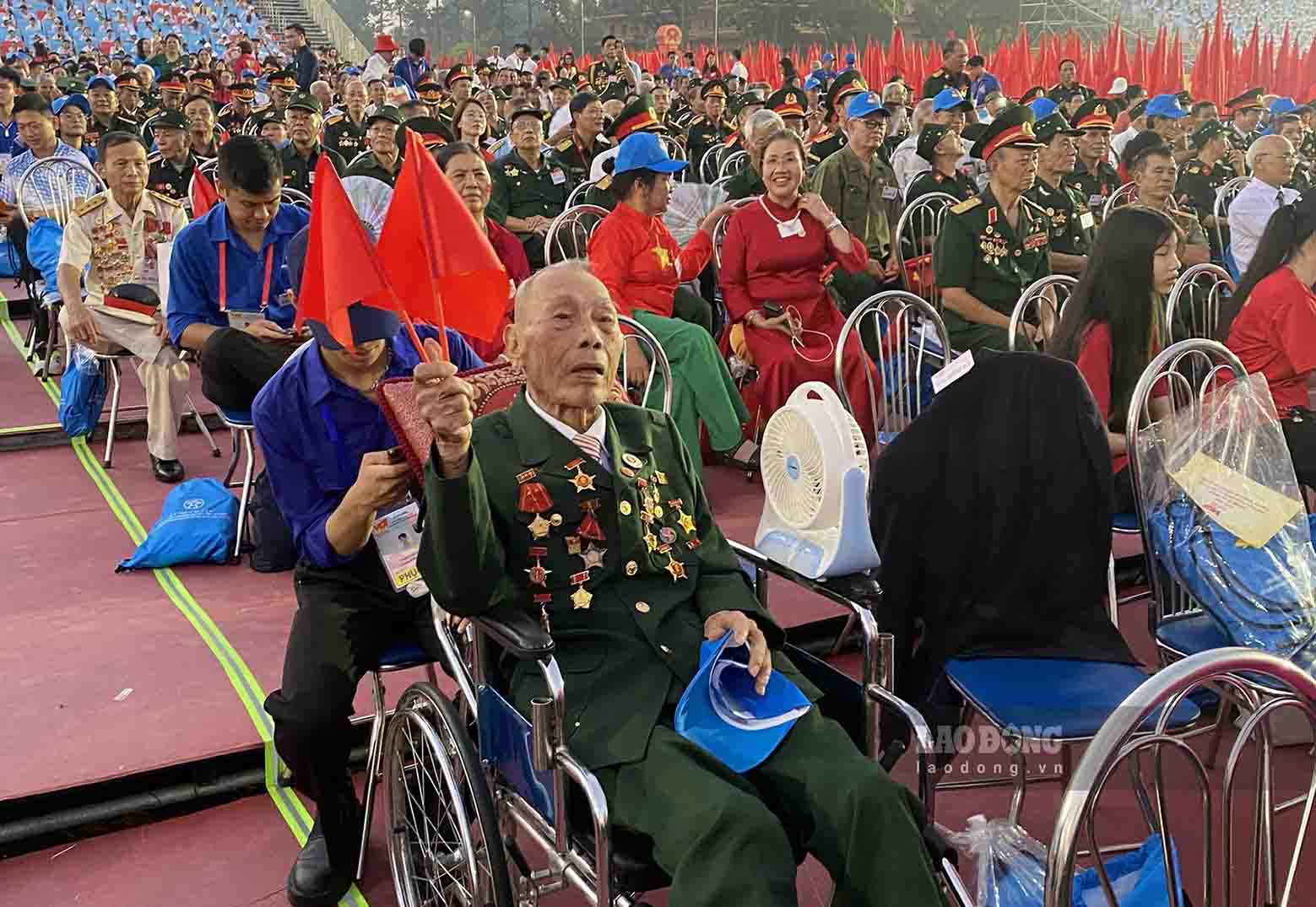 Ong Le Binh vay co Dang, co To quoc khi doan dieu binh di qua le dai. Anh: Le Thuong