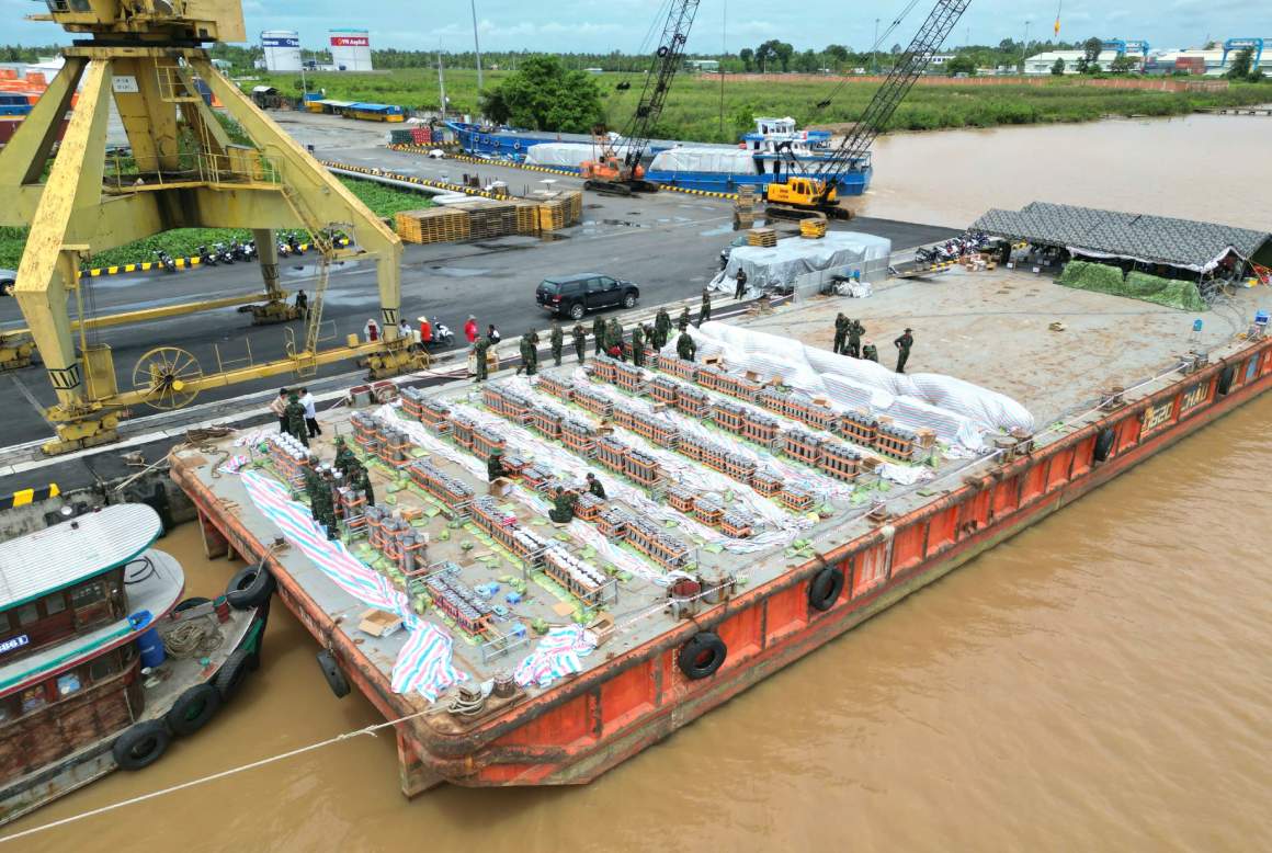 Sang 2.9, ghi nhan cua phong vien Bao Lao Dong tai cang Cai Cui, cac can bo, chien si cua Bo Chi huy quan su TP Can Tho khan truong trien khai lap dat tran dia phao hoa tam cao phuc vu ky niem 80 nam Cach mang Thang Tam thanh cong (19.8.1945 – 19.8.2025) va Quoc khanh nuoc Cong hoa xa hoi chu nghia Viet Nam (2.9.1945 – 2.9.2025).