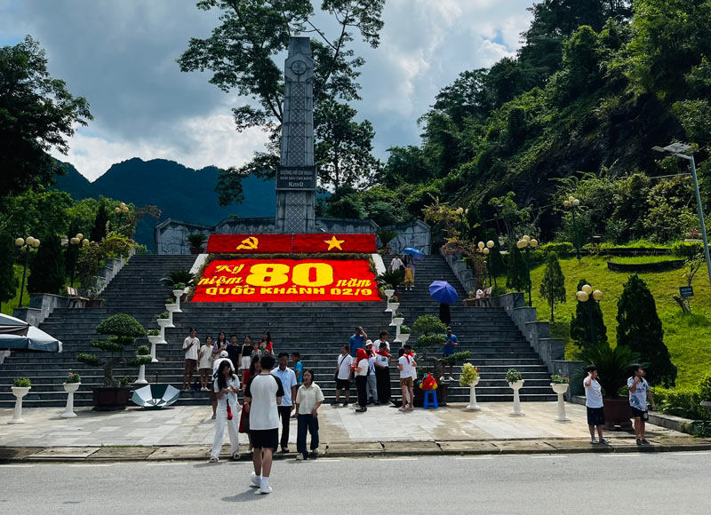 Muchas personas eligen Pac Bo (Cao Bang) como lugar turistico durante las vacaciones. Foto: BQL di tich